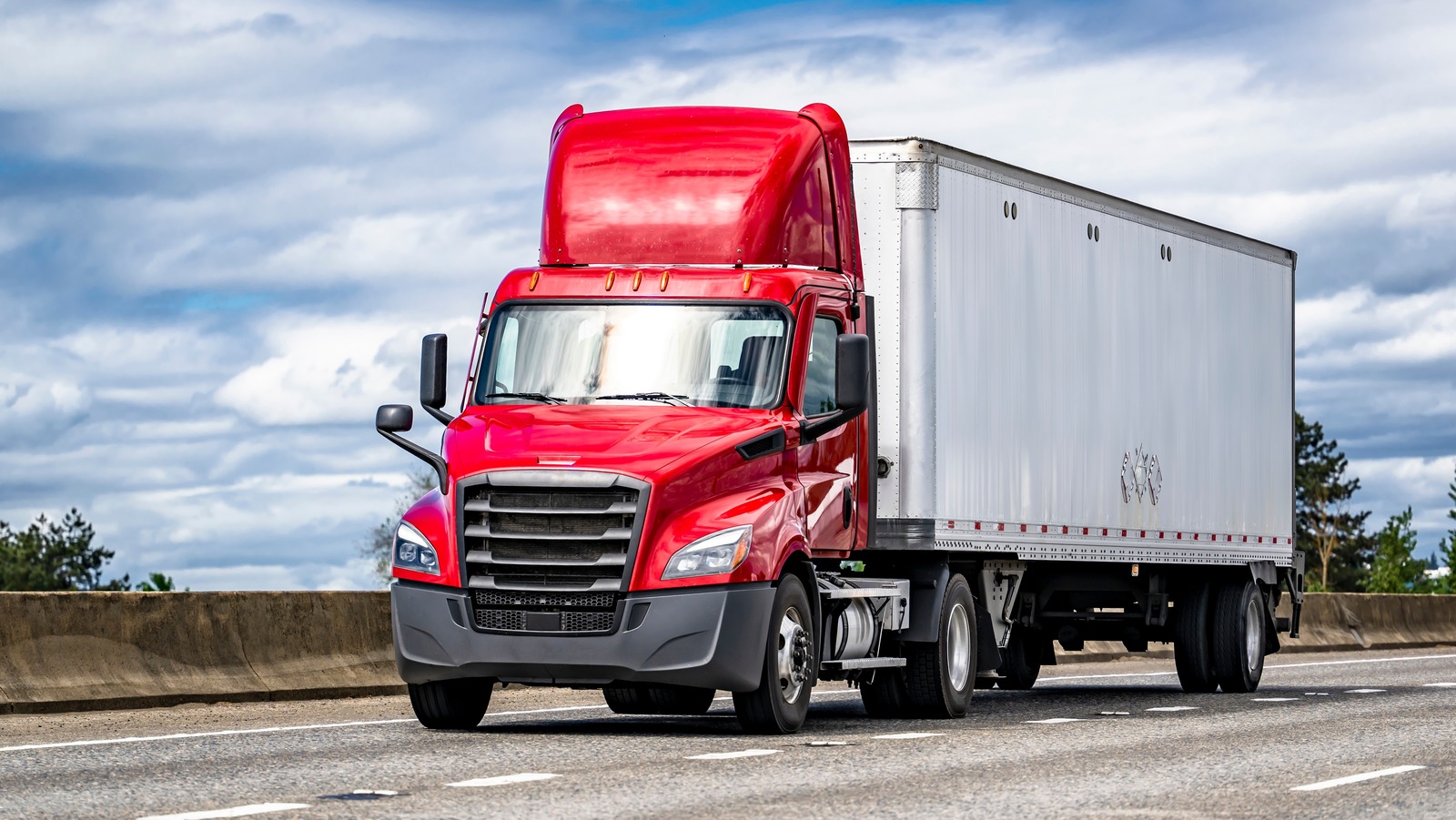 Как называется спойлер на полуотдушных капюшонах и как это работает?