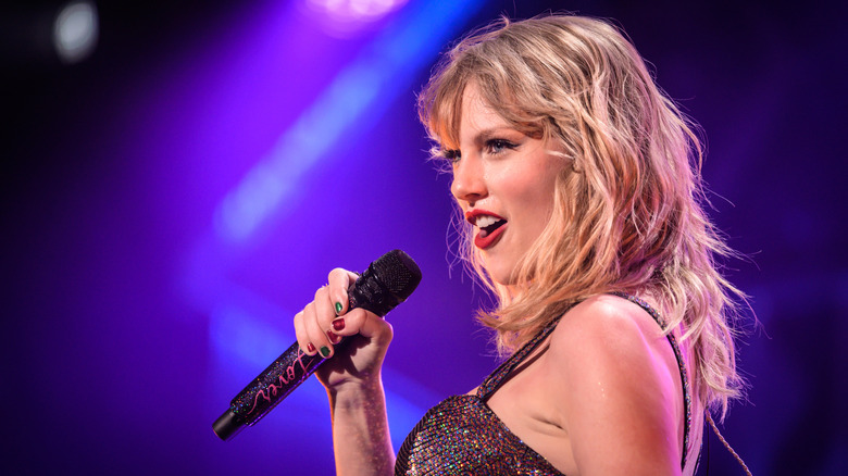 Тейлор Свифт выступает