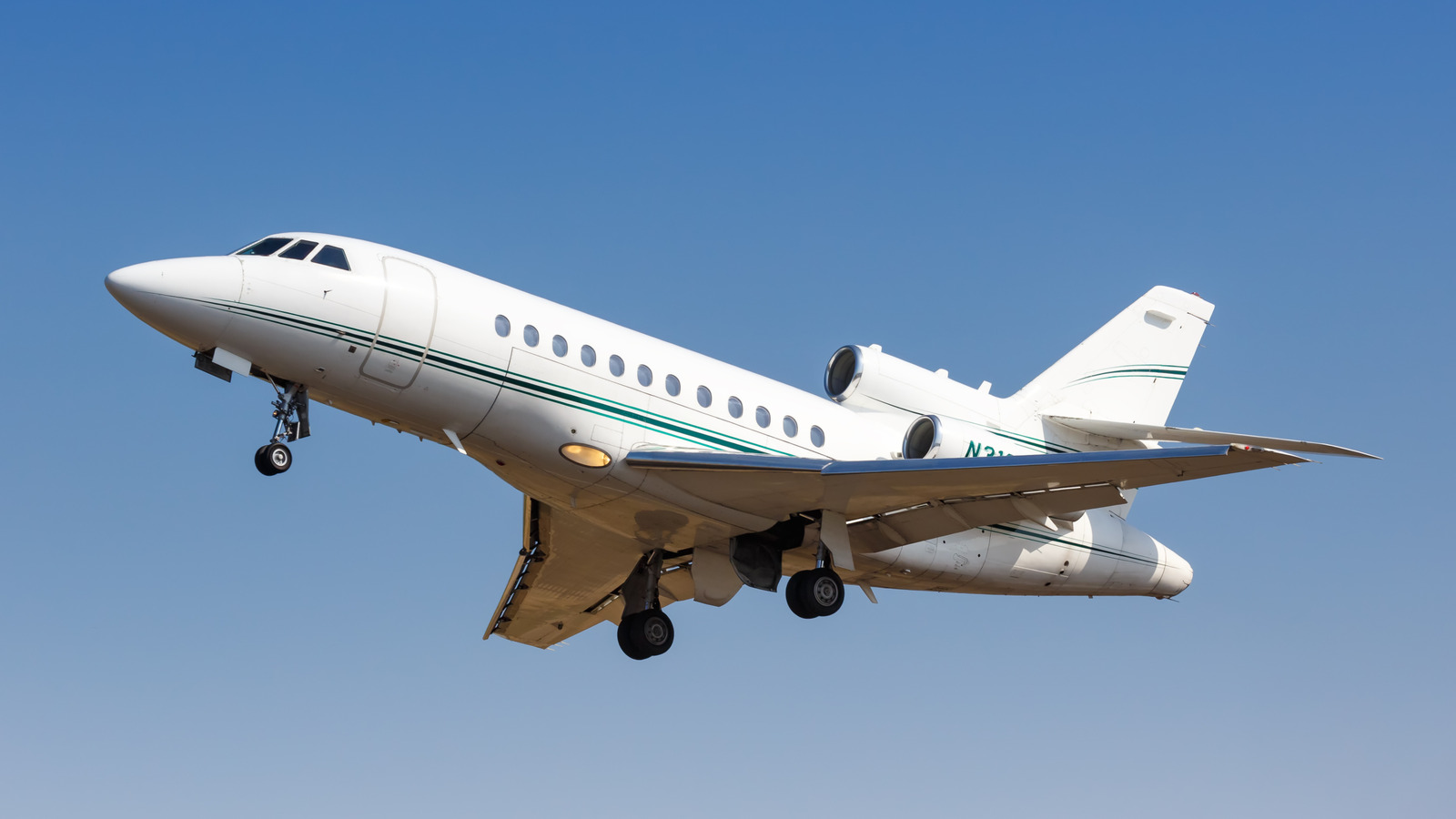 Частный самолет Тейлор Свифт: подробности о Dassault Falcon за 40 миллионов долларов