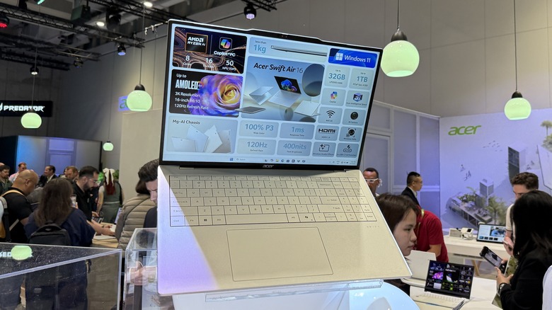 Ноутбук Acer на стенде