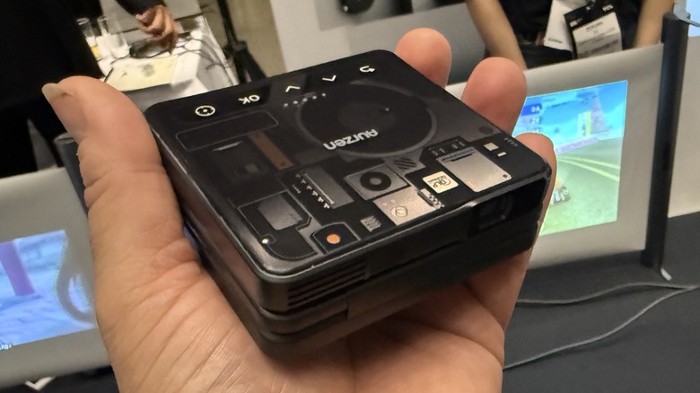 Человек, держащий проектор Aurzen