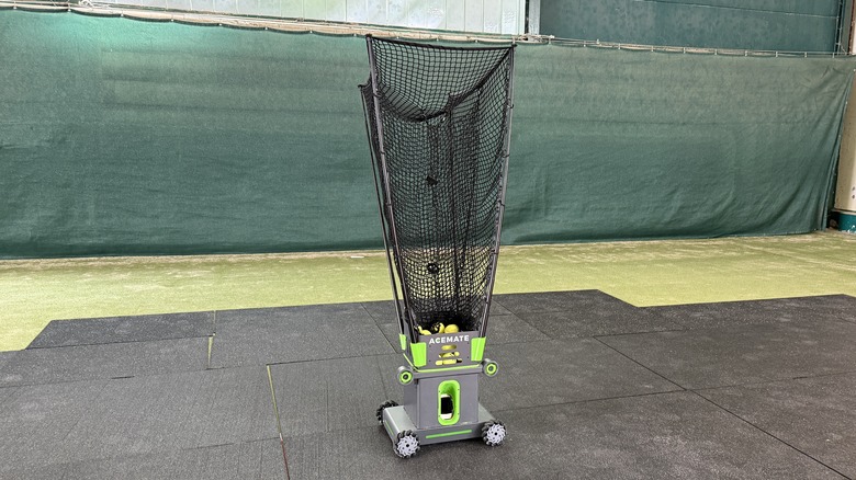 Робот AceFast на теннисном корте