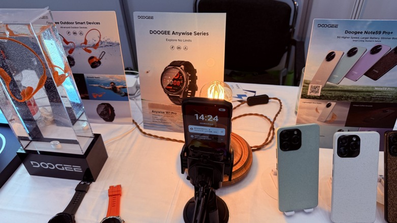 Различные продукты Doogee выставлены