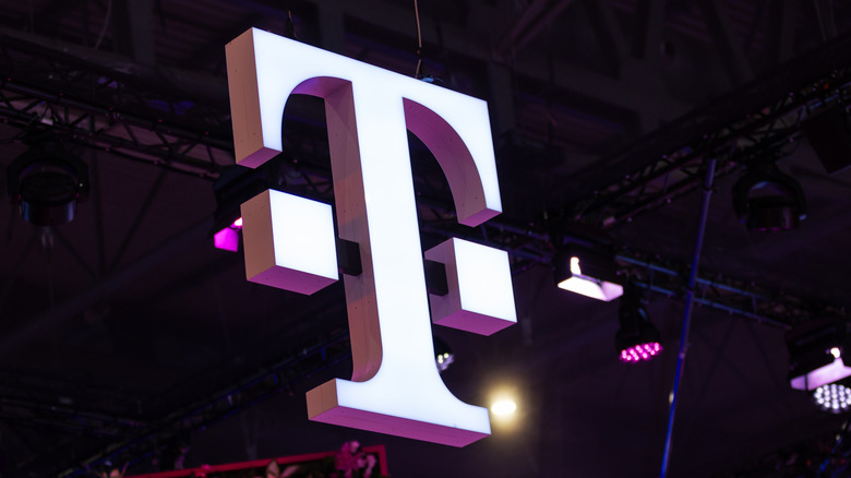 Стенд T-Mobile на мобильном конгрессе 2025