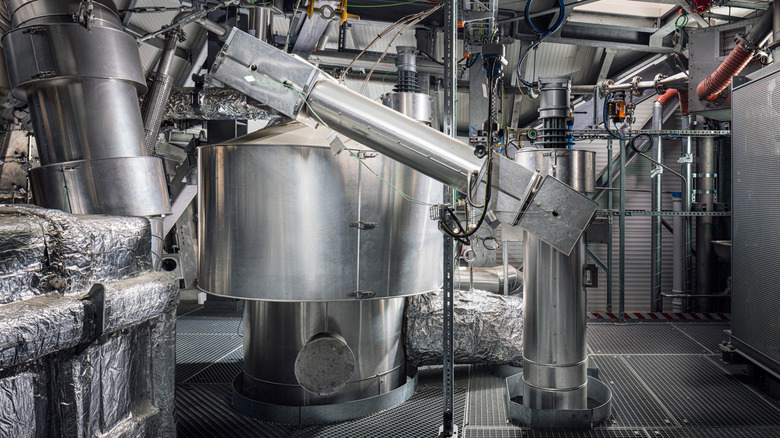 Вид на запатентованное хранение тепловой энергии Synhelion и термохимический реактор на заводе.