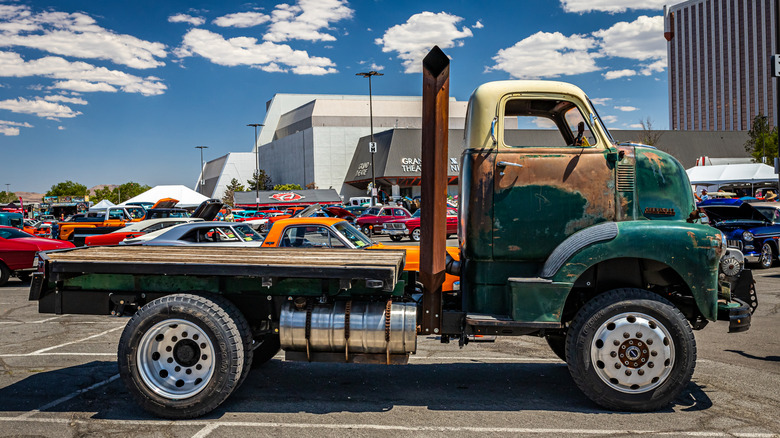 Вид на сторону винтажного полуприцепа, преобразованный в плоскую кровать, на автомобильной шоу.