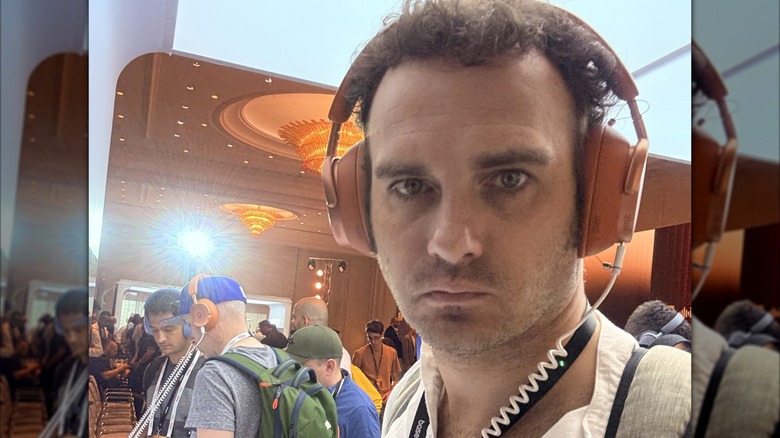 Человек, слушающий Inspire xh1 на переполненной демонстрации