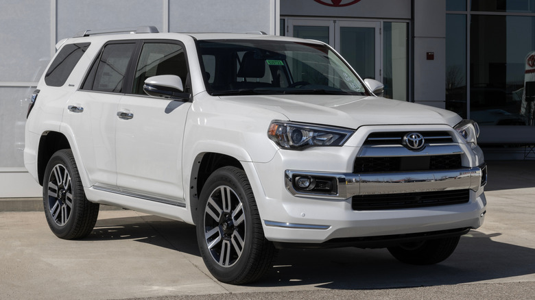 Toyota 4runner в дилерском центре