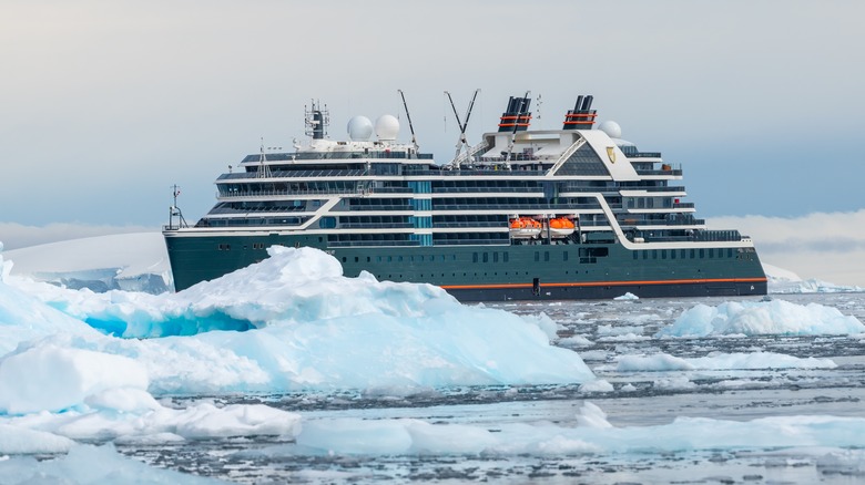 Круизный лайнер в ледяной воде