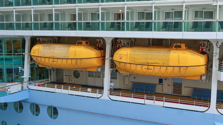 Спасательные шлюпки на круизном лайнере