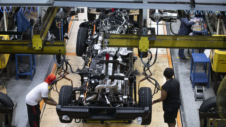 Новый грузовик Ford F-150 проходит через сборочную линию на заводе Форда Дирборна.