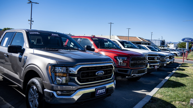 Выбор различных транспортных средств от Ford Motor Company в продаже в дилерском центре в Валенсии, штат Калифорния,