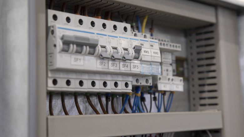 Выключатели схемы установлены в коробке выключателя