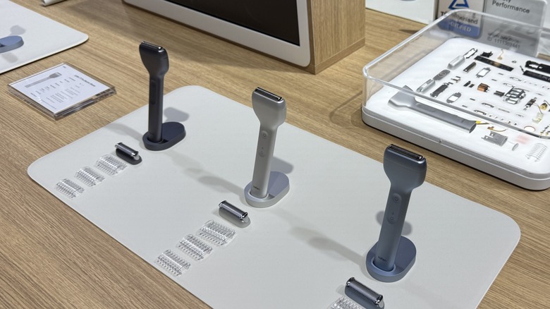 Laifen T1 Pro Electric Shavers на дисплее