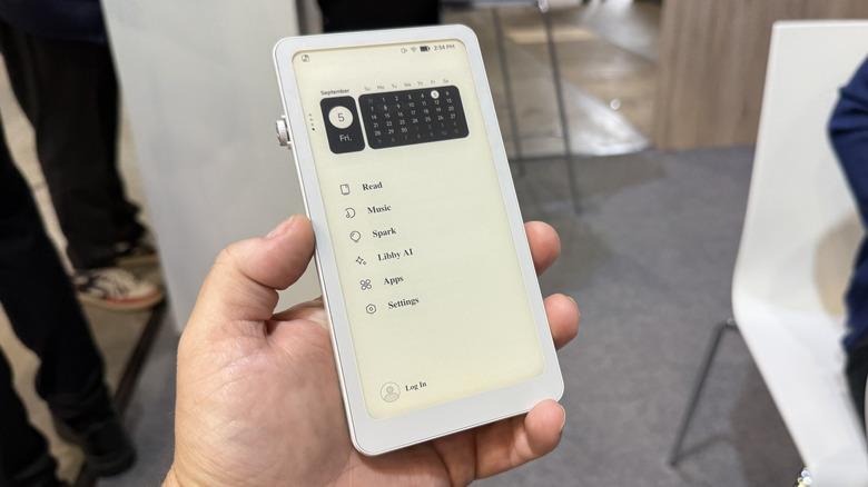 Человек держит Дуробо Кроно