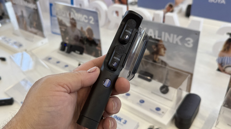 Человек, держащий микрофон Бойя Волшебник