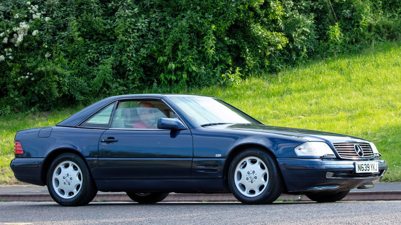 Боковой снимок синего Mercedes-Benz SL R129