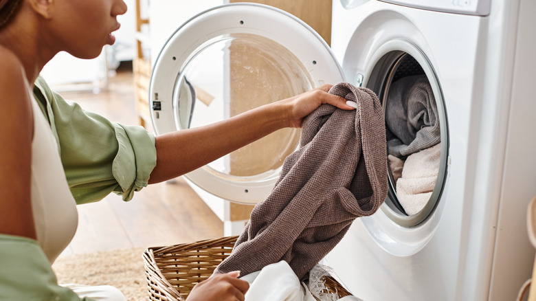 Положить одежду в сушилку.