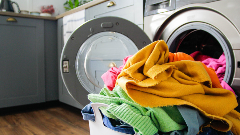 Одежда расположена вне машины.