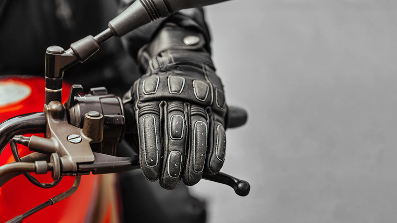 Рука мотоцикла в перчатке