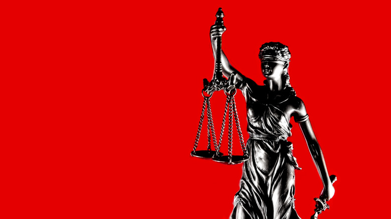 Статуя справедливости против красного происхождения.