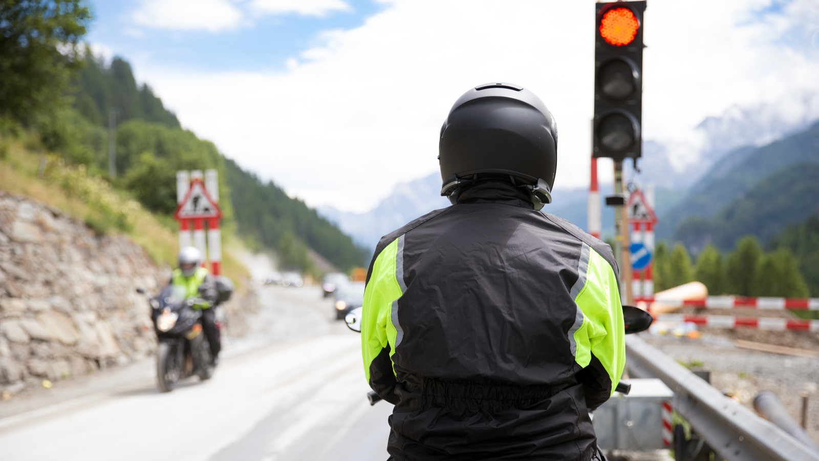 Законно ли для мотоциклов запускать красные огни? Вот что говорит закон США