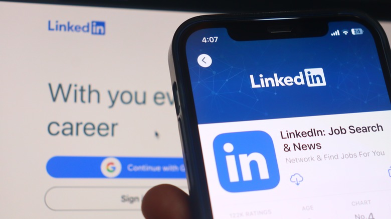 Человек, держащий телефон с LinkedIn