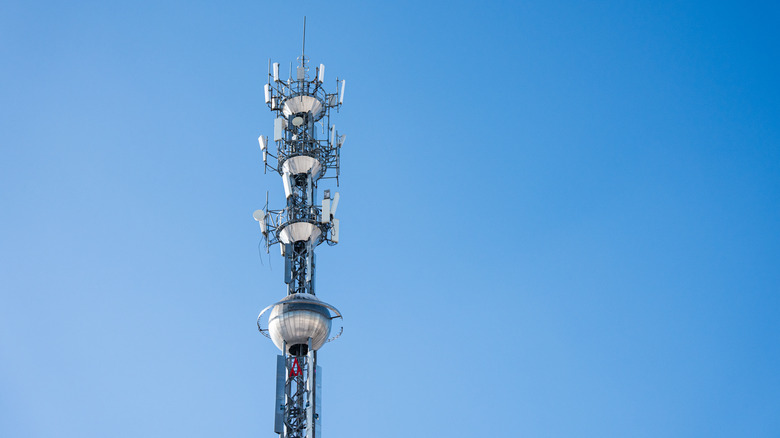 Сотовая коммуникационная башня для передачи мобильного телефона и видеодантеров.