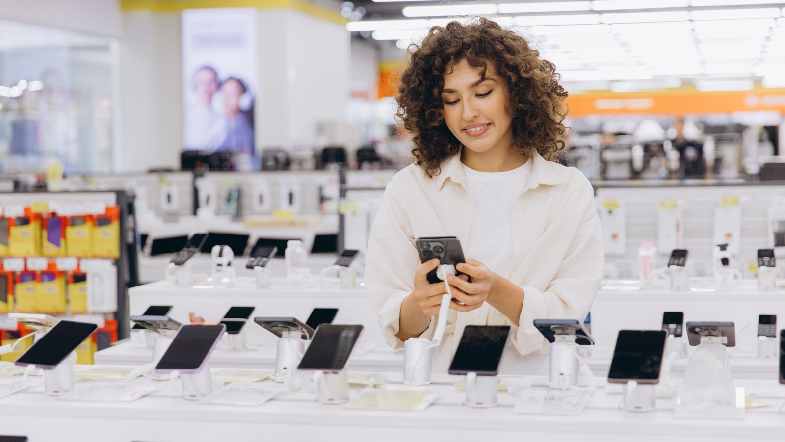 Кому принадлежит потребительская сотовая часть и какую сеть он использует?