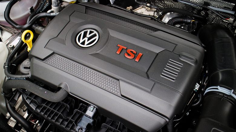 Крупным планом двигателя Volkswagen EA888 с крышкой двигателя.