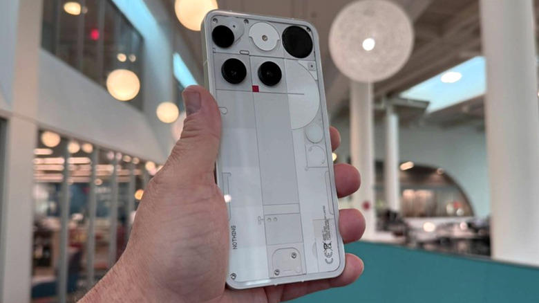 Рука не держит ничего телефона 3 перед общественным конференц -залом