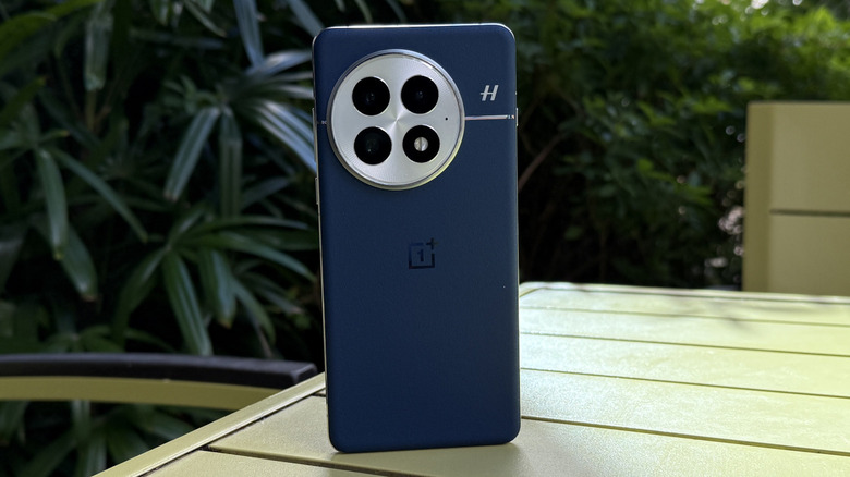 OnePlus 13 телефон стоит на столе