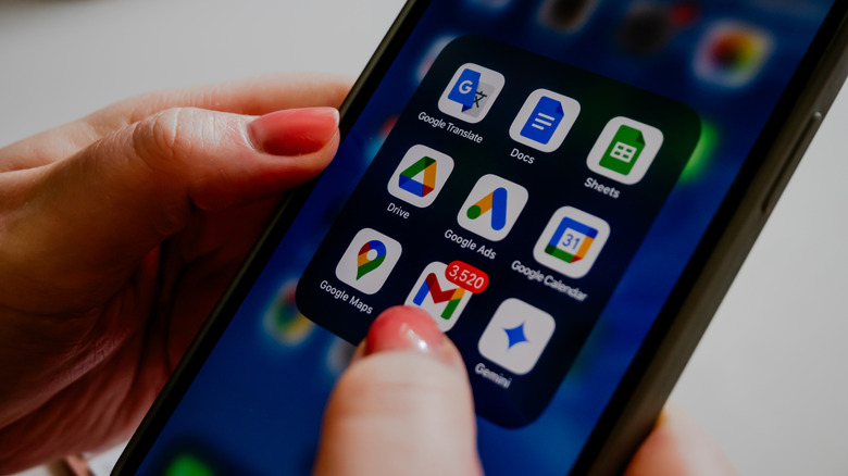 Руки с использованием приложения Google Email