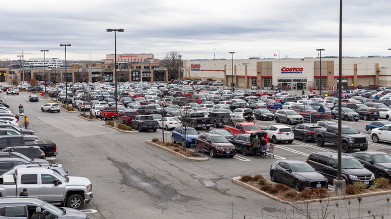 Парковка Costco заполнена в течение напряженного дня