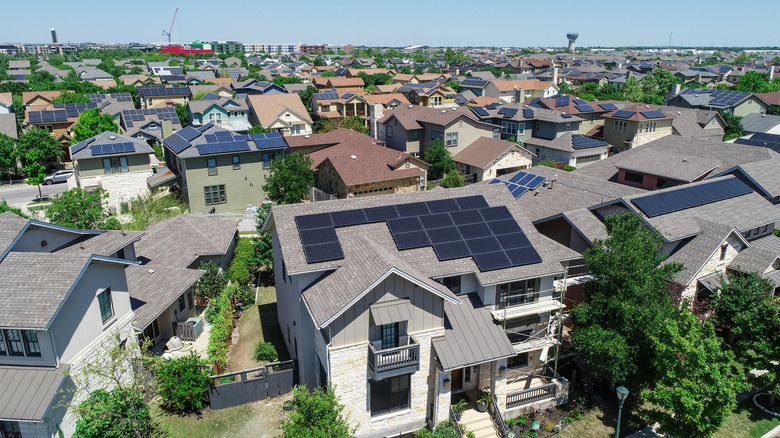 Солнечные панели на крышах пригородных домов