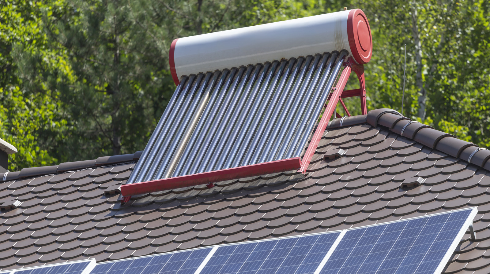 Солнечный водонагреватель: плюсы и минусы использования в вашем доме