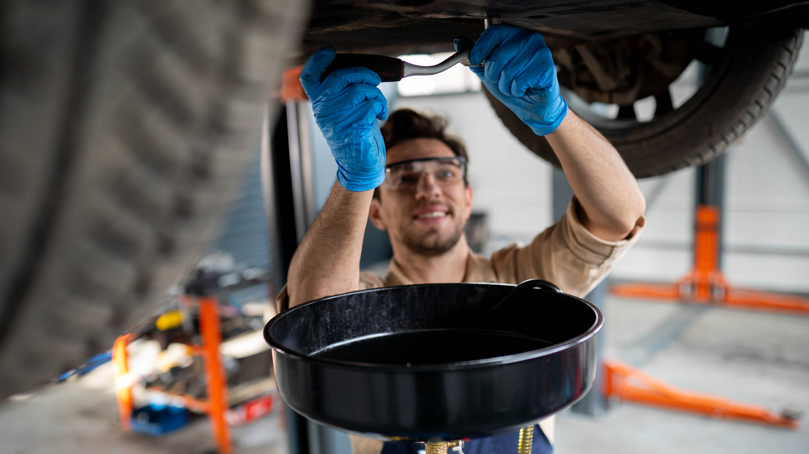 Почему (и когда) большинство автомобильных брендов переключились на пластиковые масляные кастрюли?