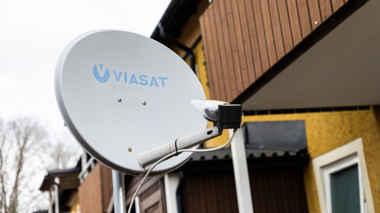 Спутниковое блюдо Viasat, установленное на улице