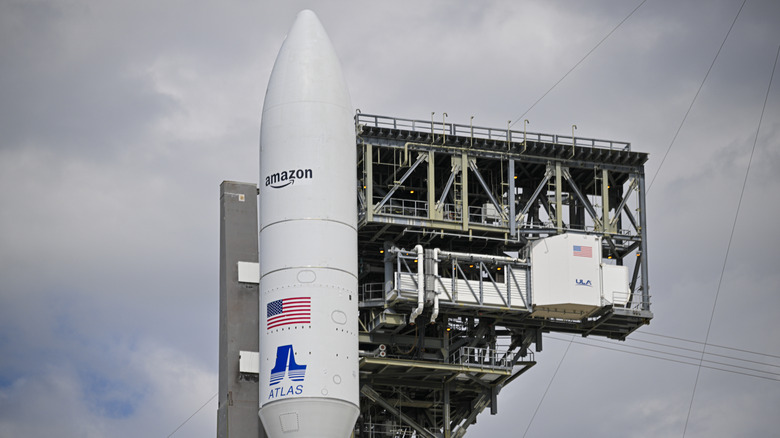 Ракета с логотипом Amazon на стороне