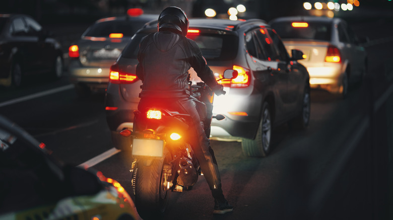 Мотоцикл застрял в пробке