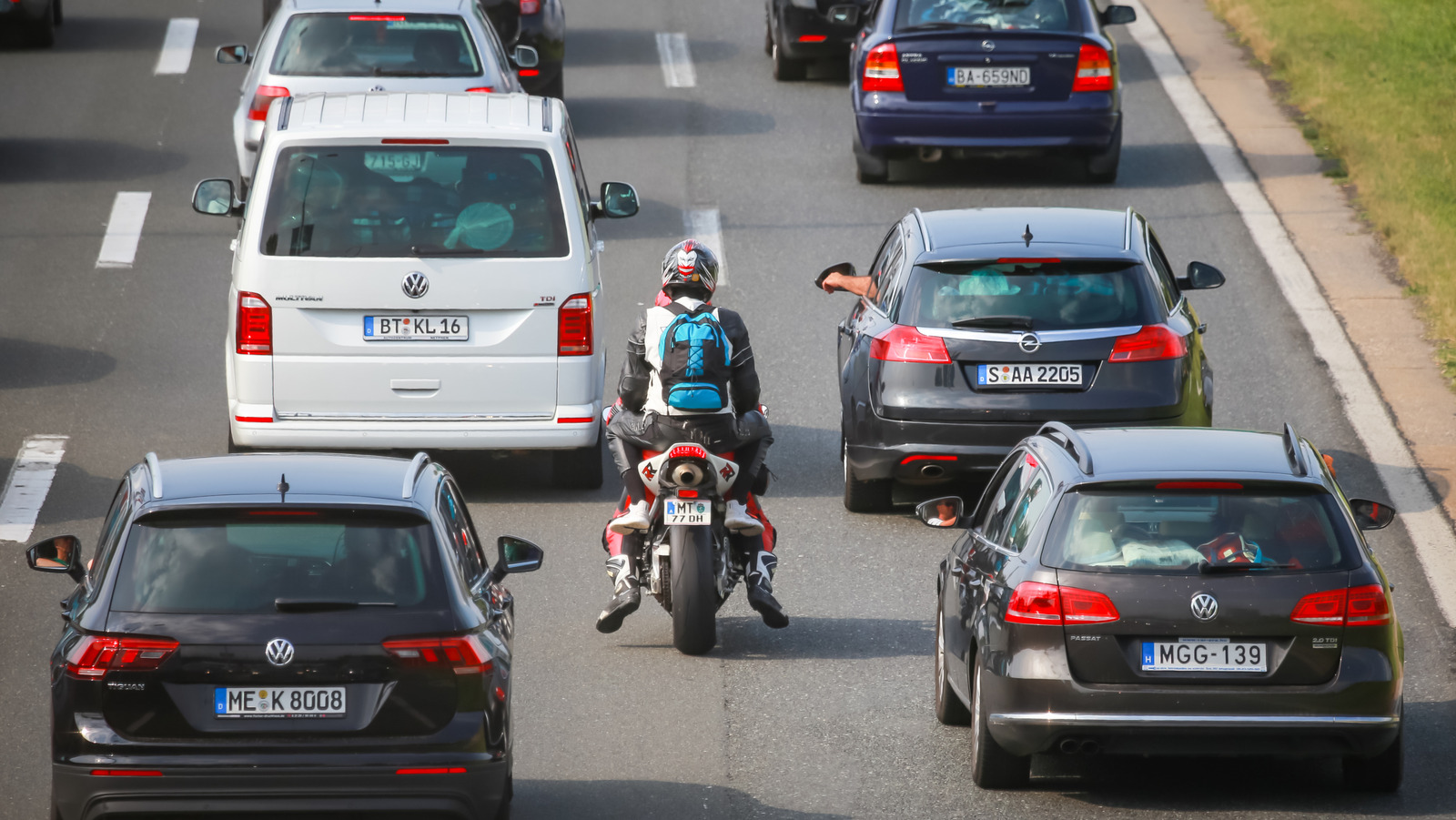 Эти штаты сделали фильтрацию полосы движения законными для байкеров