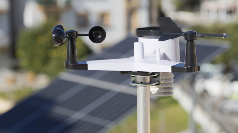 Маленькая погодная станция на шесте