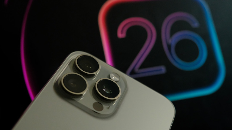 Крупный план Apple iPhone, Apple объявляет iOS 26 во время своего WWDC 2025