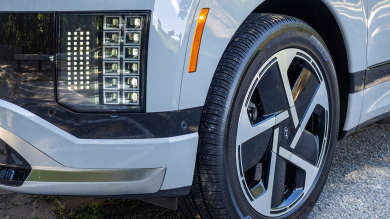 2026 Hyundai Ioniq 9 Левый передний зажим Трех-четверть вида