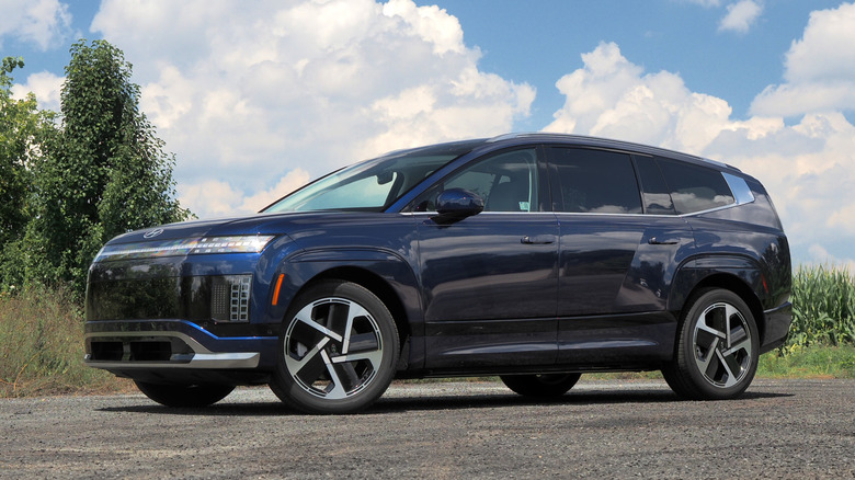 2026 Hyundai Ioniq 9 Left Front Front Tri-Chabter View