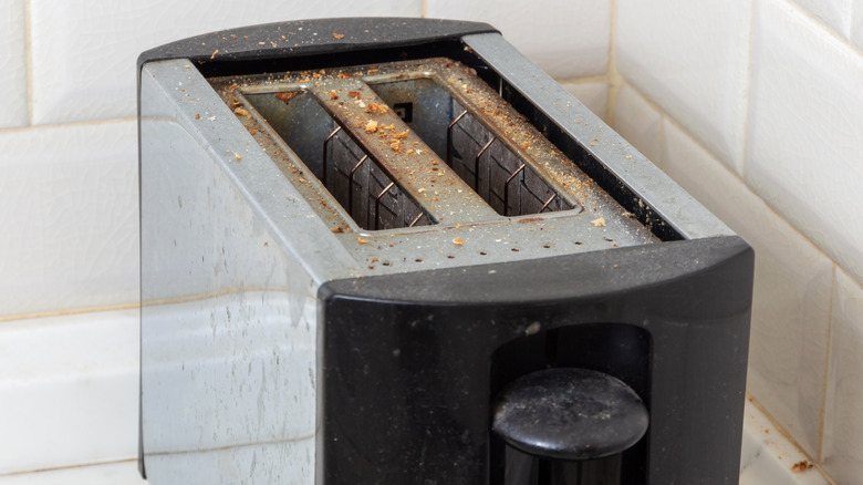 Крышки и грязь накапливаются на тостере.