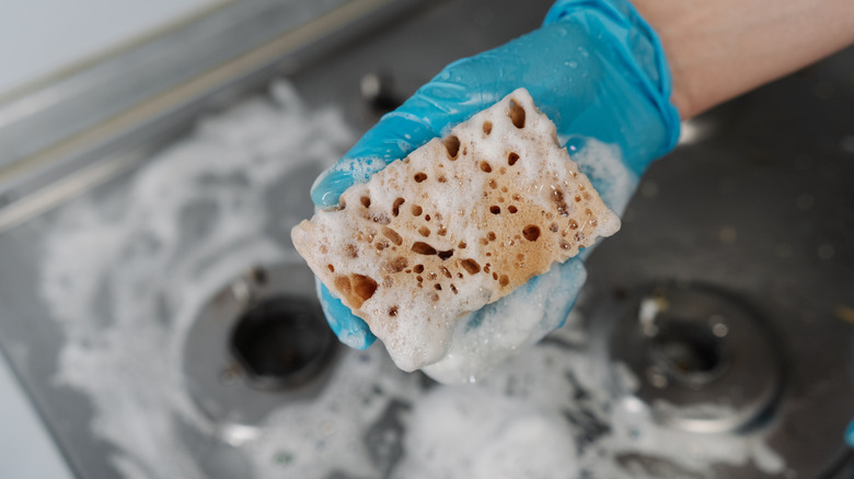 Человек, держащий губку