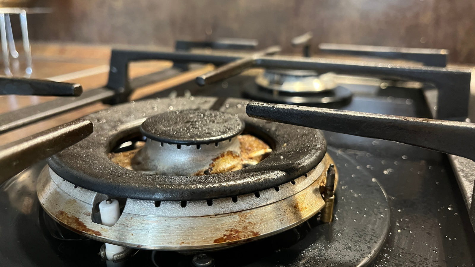 Зачем вам нужно очистить смазку и грязь из кухонной техники (и как это сделать)