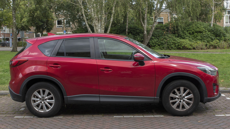 Красная Mazda CX-5 припарковано на улице.