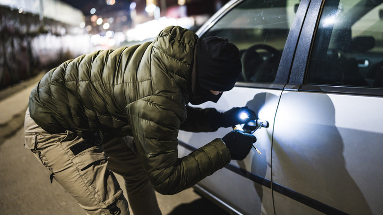 Человек, врывающийся в машину